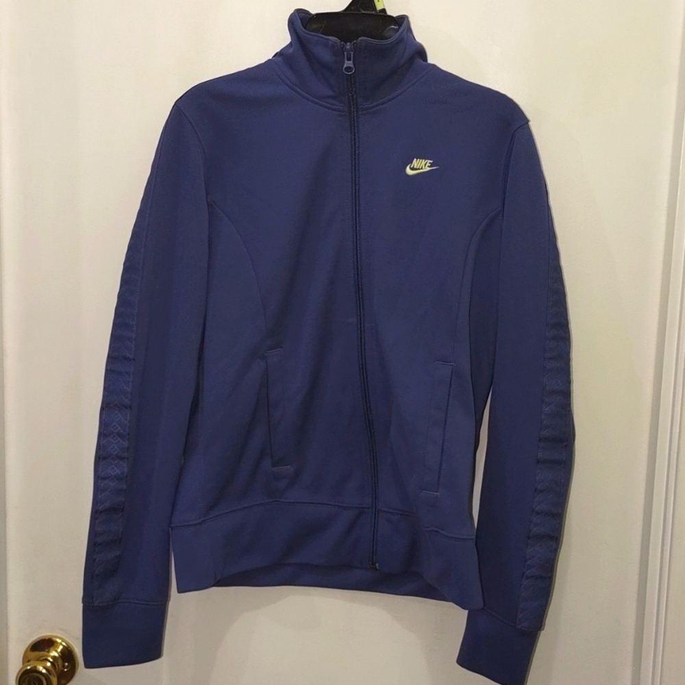 Nike Woman’s full zipper Sweater
